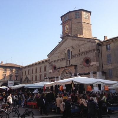 piazza-duomo-con-mercato - QUADRATA